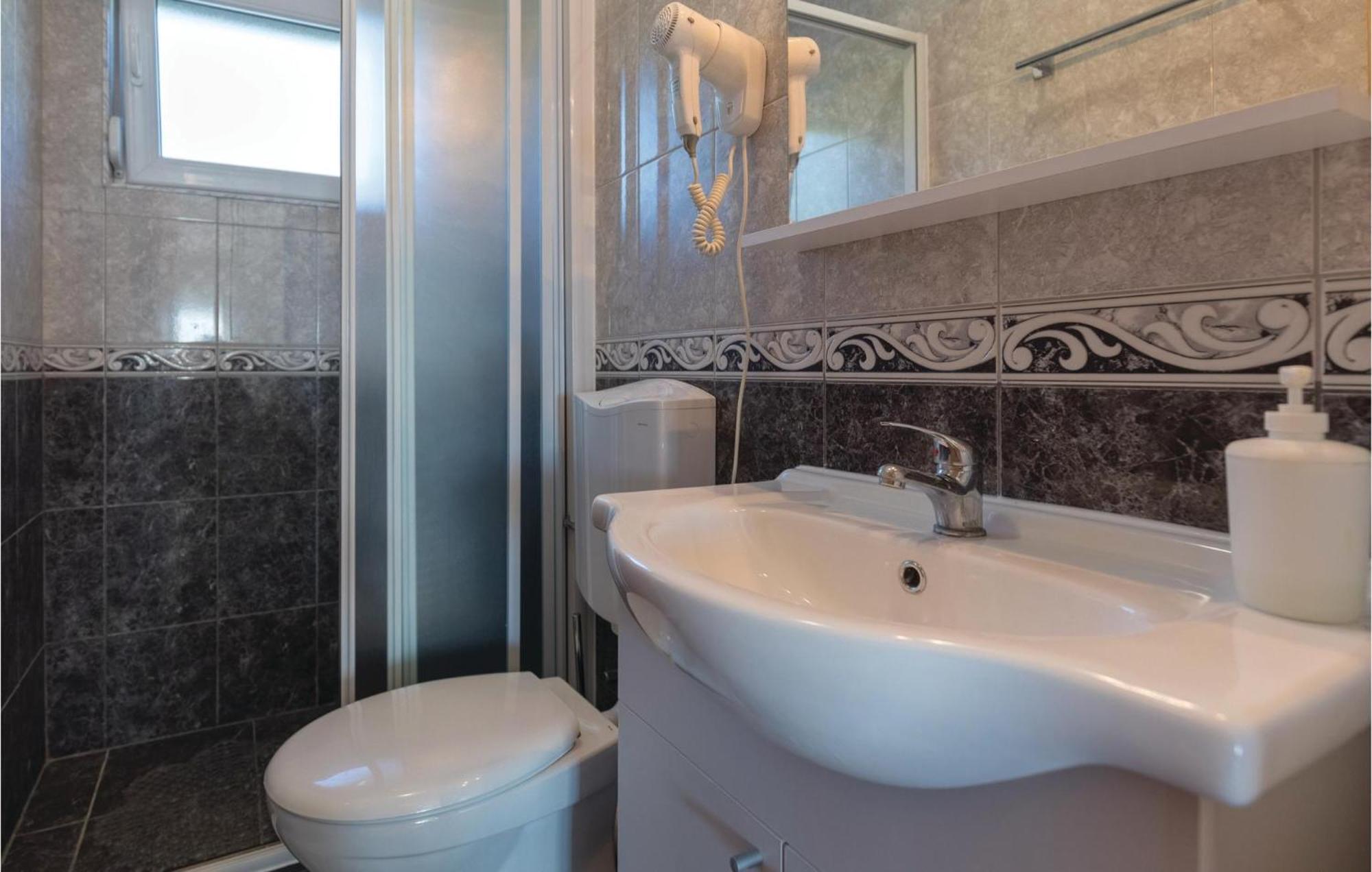 1 Bedroom Cozy Apartment In קלק מראה חיצוני תמונה
